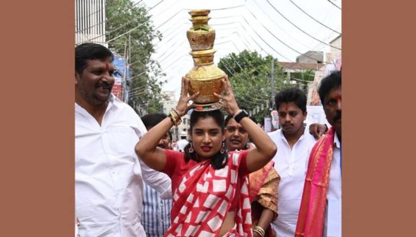 బోనమెత్తిన మిథాలీరాజ్‌..  భక్తులతో కిటకిటలాడిన ఆలయాలు..