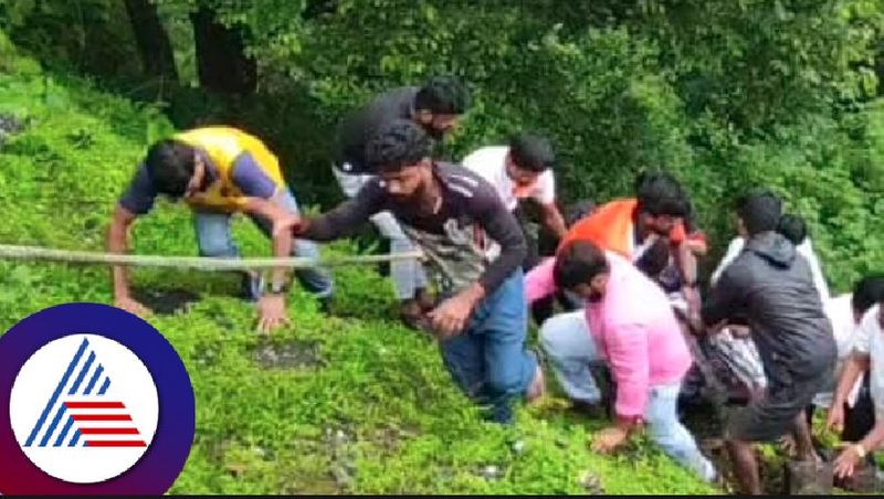 humanitarian work Hindu Jagran vedike members rescued a muslim man who fell into a precipice agumbe at shivamogga rav