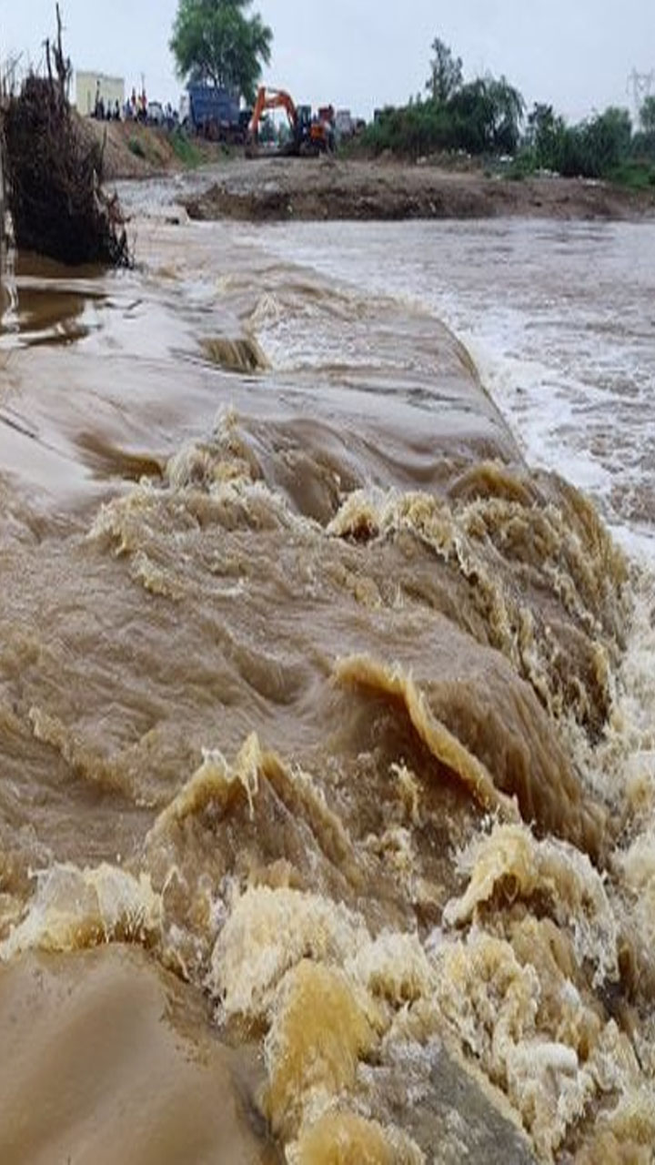 Telangana rains: Heavy flood water on Bhupalappalli-Parakala national highway, lorry Drivers stuck (Video)