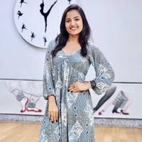 బిగ్‌ బాస్‌ బ్యూటీ సిరి చిలిపి పోజులతో పిచ్చెక్కించే పోజులు.. నిండైన దుస్తుల్లో మంత్రముగ్దుల్ని చేస్తుందిగా..