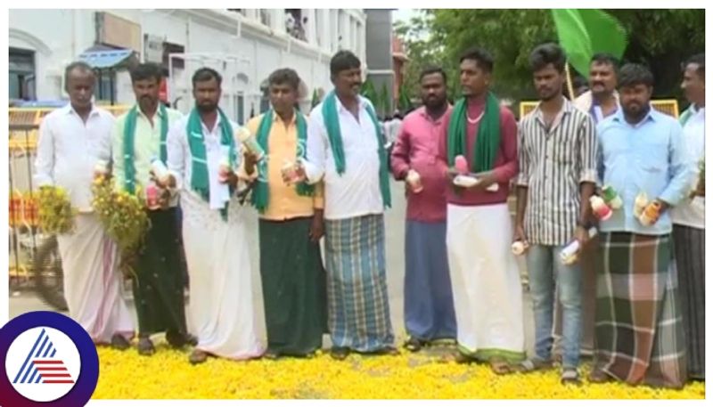 Silk and flower price down farmers protest in Chitradurga gow