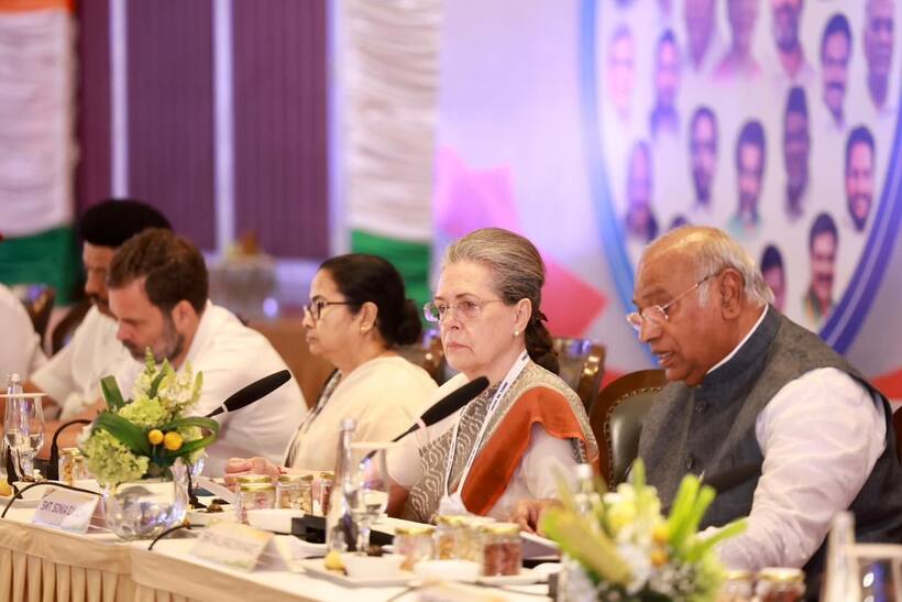 విపక్ష కూటమికి ఇండియాగా నామకరణం: ఎన్డీఏ భేటీపై  ఖర్గే సెటైర్లు
