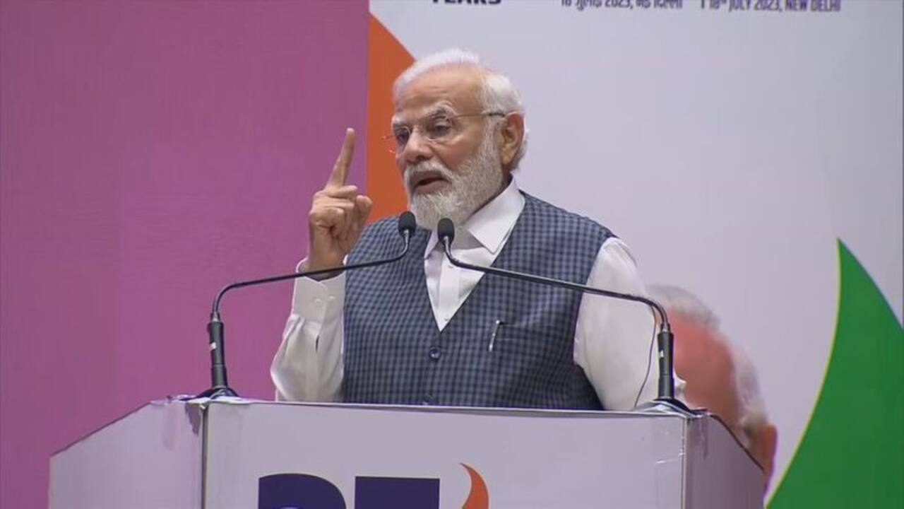 PM Modi address the NDA meeting