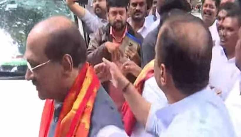 అంతర్గత అంశాలపై చర్చ, అసంతృప్తి లేదు: కోమటిరెడ్డితో భేటీ తర్వాత ఠాక్రే