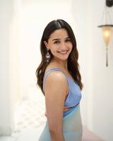 స్లీవ్ లెస్ బ్లౌజ్.. చీరకట్టులో కట్టిపడేస్తున్న ‘ఆర్ఆర్ఆర్’ హీరోయిన్ అలియా భట్.. బ్యూటీఫుల్ లుక్