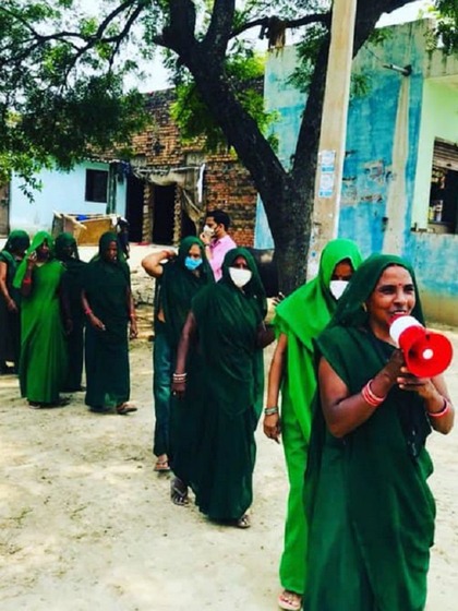 <p>ग्रीन आर्मी की महिलाएं सप्ताह में दो बार गांव का दौरा करती हैं। खासकर उन जगहों पर जरुर जाती हैं, जहां गांव के पुरुष जुआ खेलते हैं।</p>
