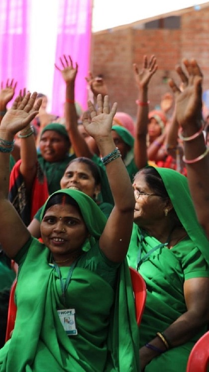 <p>गांव में 25 महिलाओं का ग्रुप (ग्रीन आर्मी) बनाया जाता है, ग्रीन आर्मी की महिलाएं एक सी हरे रंग की साड़ी पहनती हैं।</p>
