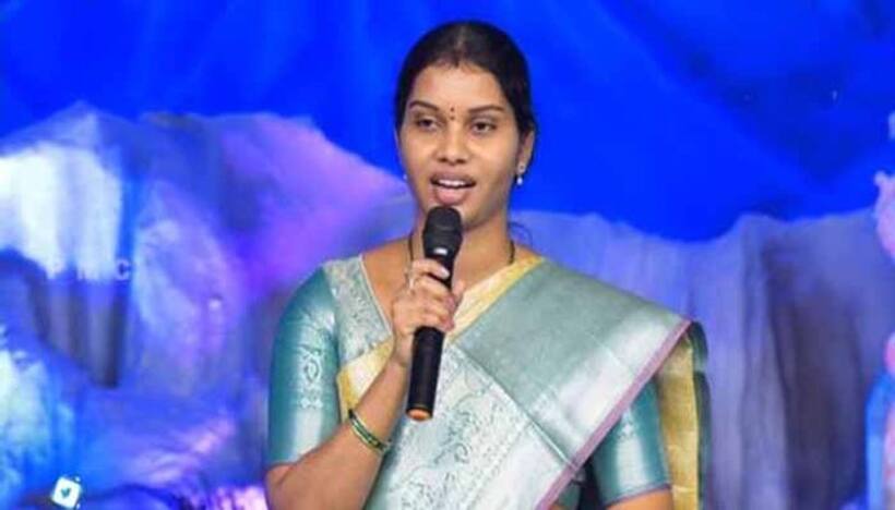  బీఆర్ఎస్‌కు షాక్: కాంగ్రెస్‌లో చేరిన గద్వాల జిల్లా పరిషత్ చైర్ పర్సన్ సరిత