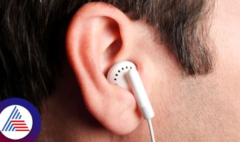 Gorakhpur boy loses Hearing ability after using Wireless Earphones for long hours Vin 