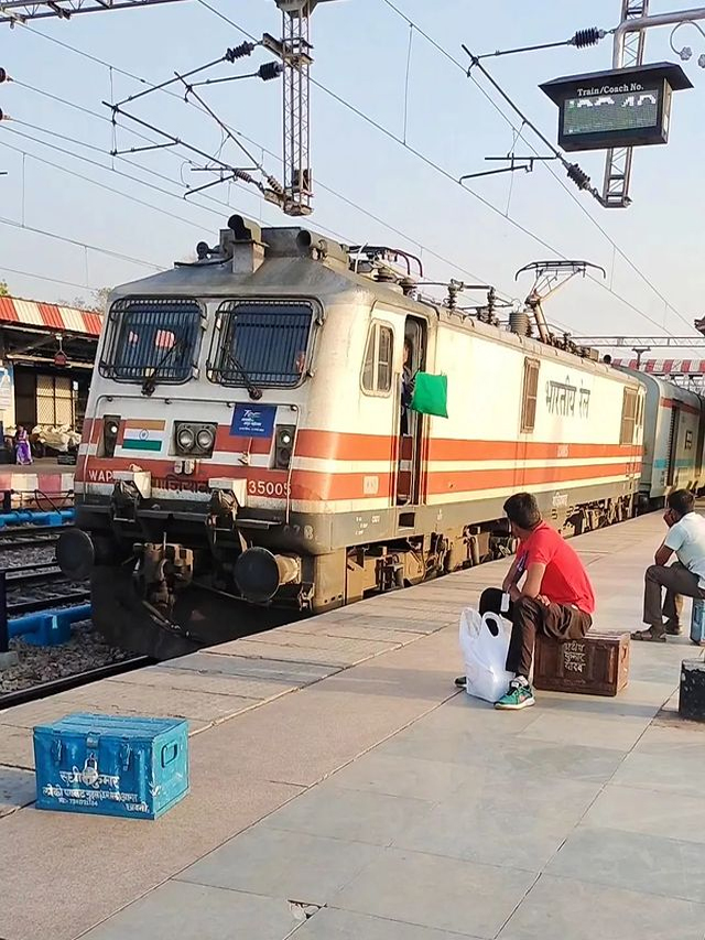 viral Video a Man Consuming Drugs On Mumbai Local Railway Police Responds KRJ