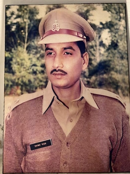 <p>साल 1992 में जब देवांशी 9 महीने की थीं, उनके पिता सीओ रामाश्रय यादव  बाजपुर में आतंकियों से मोर्चा लेते हुए शहीद हो गए।</p>
