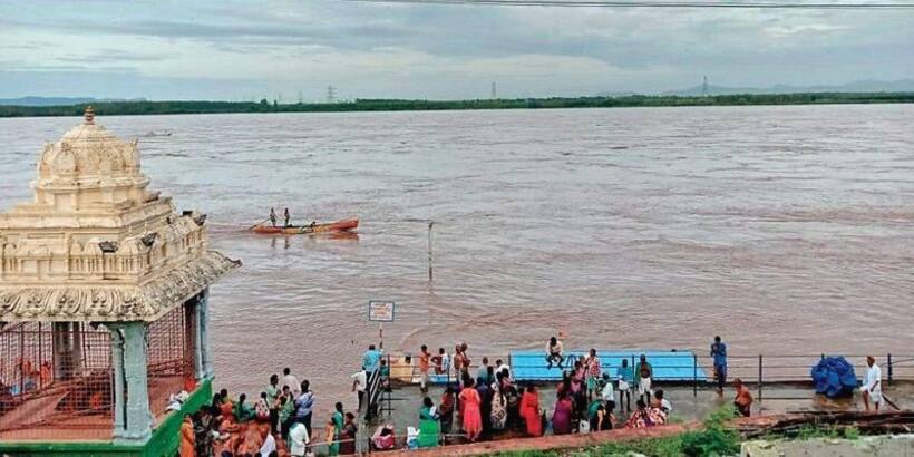 భద్రాచలం వద్ద గోదావరి ఉగ్రరూపం : రెండో ప్రమాద హెచ్చరిక జారీ, సాయంత్రానికి ఉధృతి మరింత పెరిగే ఛాన్స్ 