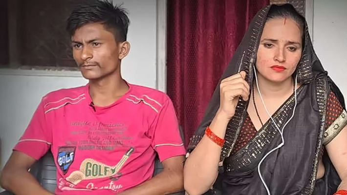 सवाल-ATS ने दोनों पासपोर्ट दिखाते हुए सीमा हैदर से पूछा- इनमें से असली कौन? सवाल-ATS ने दोनों पासपोर्ट दिखाते हुए सीमा हैदर से पूछा- इनमें से असली कौन?