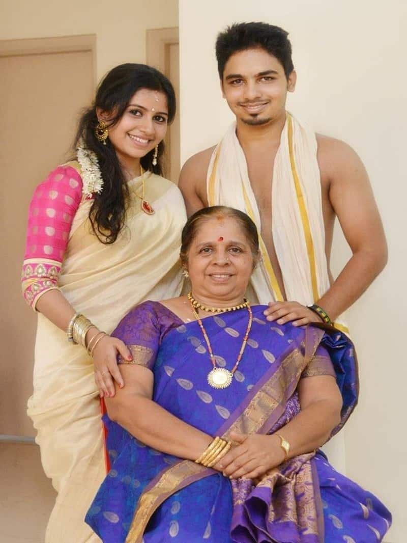 famous anchor anushri with mother and brother in single frame pav