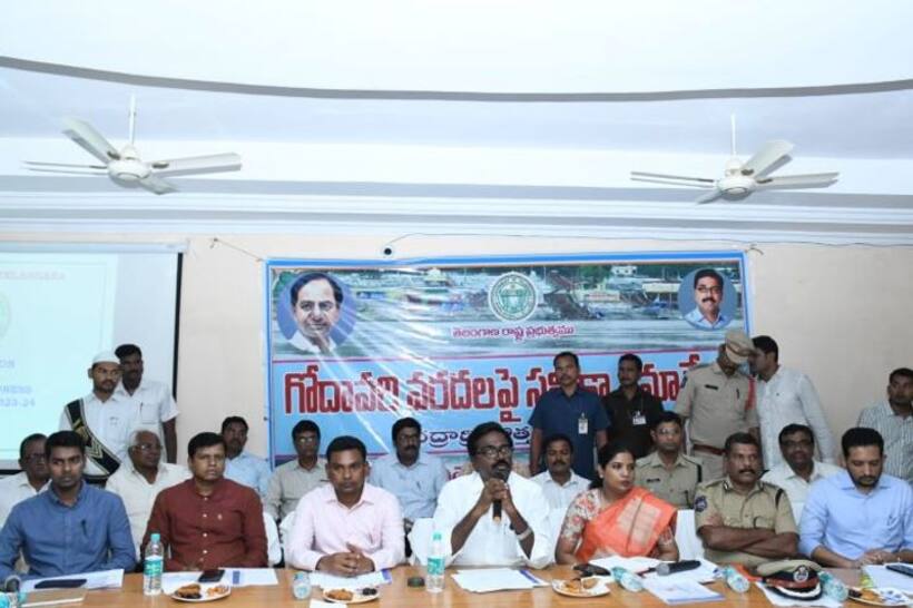 గోదావరి వరదలతో జాగ్రత్త... తగ్గేవరకు విశ్రమించొద్దు : అధికారులతో మంత్రి పువ్వాడ