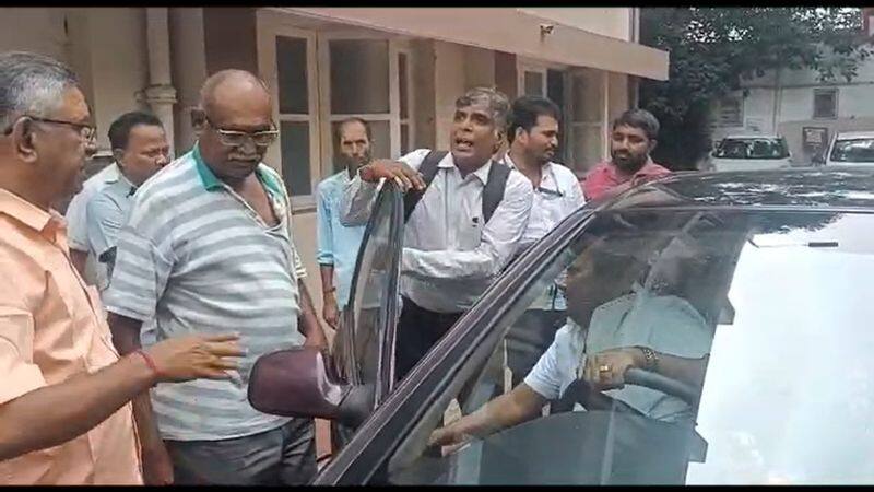 Clash between 2 group of persons in coimbatore collector office today