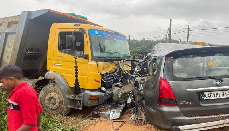 Four Killed in Road Accident Near Alur in Hassan grg