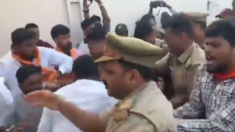 ABVP members attacked the Vice-Chancellor of Deenadayal University! Viral video!