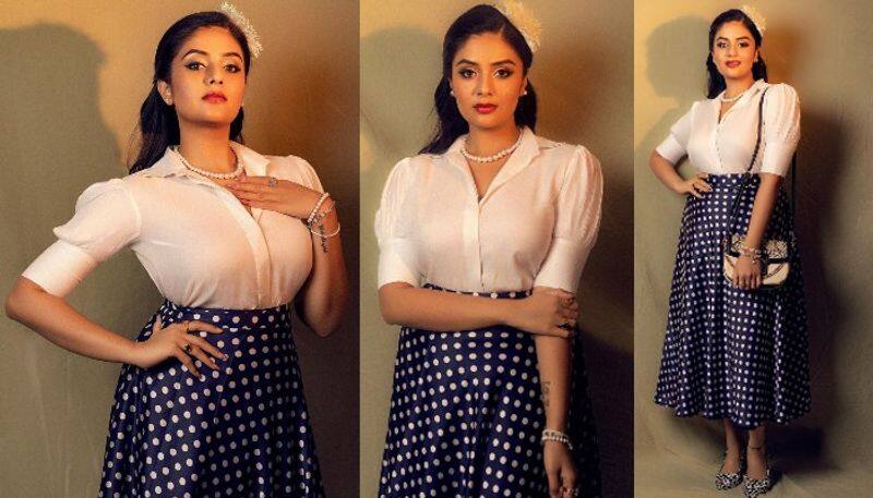 Anchor  Sreemukhi Latest Photoshoot in retro look NSK