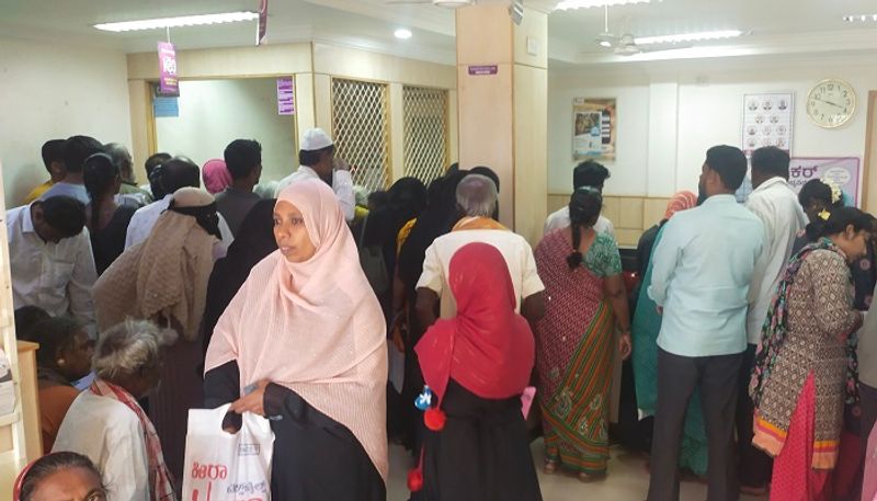 Women Rush Visited to Bank For Aadhaar Card Update in Bengaluru Rural grg