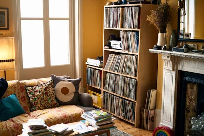 Here are 7 easy steps to keep your bookshelves clean and tidy
