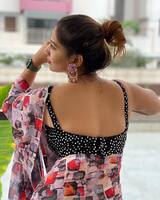 చెక్కిన శిల్పంలా ఇనయ లెహంగా ఫోజులు.. ఎల్లో డ్రెస్ లో మురిపిస్తున్న బిగ్ బాస్ బ్యూటీ 
