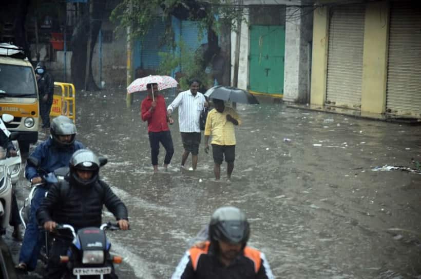 Telangana rains: భారీ వర్షాలతో హైద‌రాబాద్ అత‌లాకుతలం.. కొన‌సాతుతున్న ఐఎండీ రెడ్ అలర్ట్  