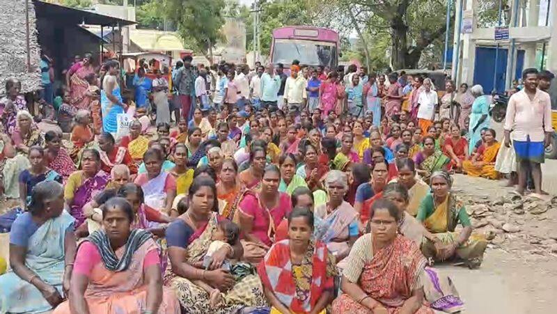 Women raod seige in tirupattur against DMK executive who allegedly slander speech