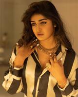 షర్ట్ బటన్స్ తీసేసి చూపు తిప్పకుండా చేసిన డింపుల్ హయాతీ.. రోజుకో తీరుగా గ్లామర్ షో.. స్టన్నింగ్ స్టిల్స్