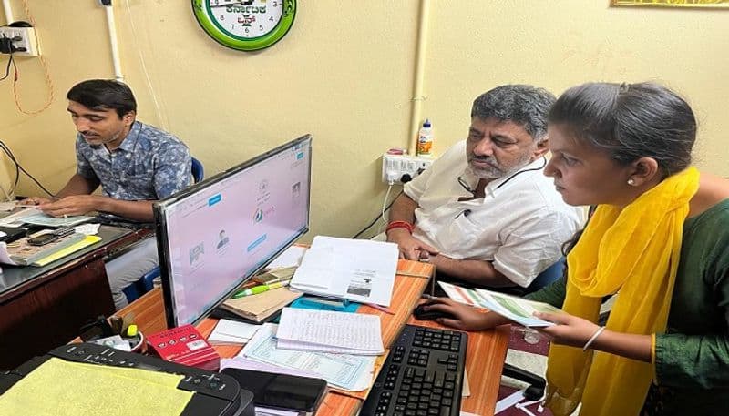 DCM DK Shivakumar Sudden Visited to Karnataka One Center at Kanakapura in Ramanagara grg