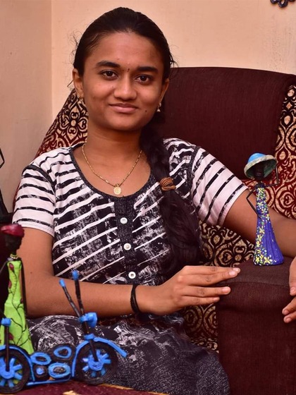 <p> राधिका को भंगुर हड्डी  नाम की बीमारी थी, जिसमे बिना कुछ किये हड्डियां टूटने लगती हैं, इस कारण वो ज़्यादा देर तक बैठ नहीं सकती थी और उनका स्कूल छूट गया।    </p>
