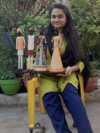 <p>राधिका के  पिता एक कपडा मिल में पर्यवेक्षक की नौकरी करते थे, उनकी एक सर्जरी का खर्च 35000 था जो उनके पिता की सालाना कमाई थी।  </p>
