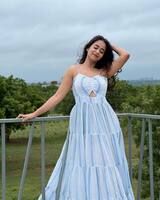 అదిరిపోయే గౌన్ లో దీప్తి సునైనా క్యూట్ ఫోజులు.. బ్యూటీఫుల్ స్మైల్ తో కుర్రాళ్లను మాయ చేస్తున్నయంగ్ బ్యూటీ