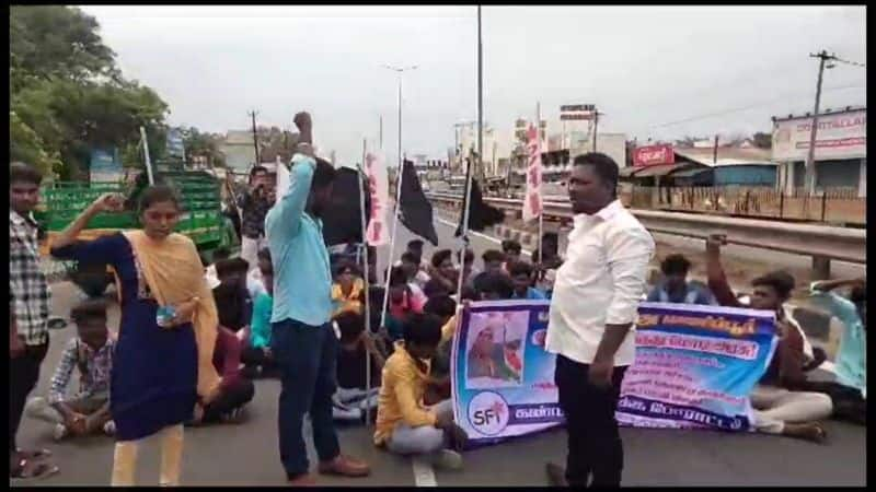 college students road strike against manipur incident in trichy district