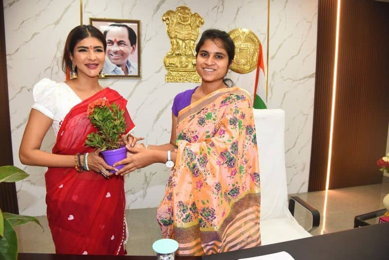 Actress Lakshmi Manchu adopts 167 schools through NGO Teach for Change