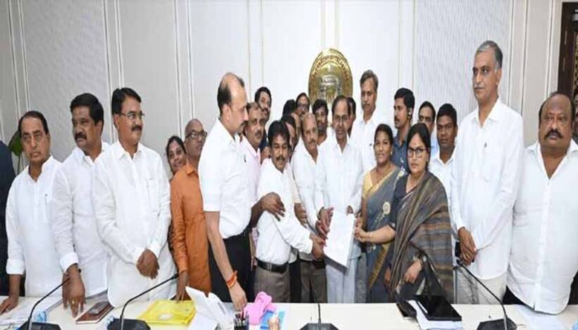  ఇకనుండి ప్రభుత్వ ఉద్యోగులు: జీవో కాపీని వీఆర్ఏ జేఏసీ నేతలకు  అందించిన కేసీఆర్
