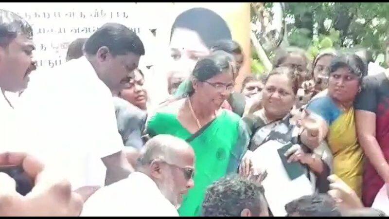 dmk tenkasi district secretary sivapadmanadan followers abuse to party woman worker on stage