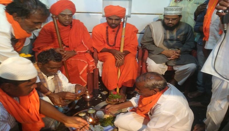 Muslims Performed Padapuja to Swamiji Who Inaugurated the Mosque at Kuknoor in Koppal grg