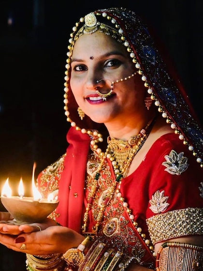 <p>गांव के हिसाब से शादी जल्दी होती थी लिहाजा साल 2006 में जब रूमा सिर्फ 17 साल की थी उनकी शादी कर दी गयी।</p>

<p> </p>
