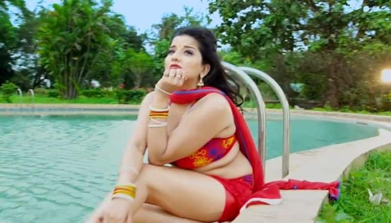 Bhojpuri SEXY video Monalisa BOLD dance goes VIRAL on YouTube WATCH  RBA 