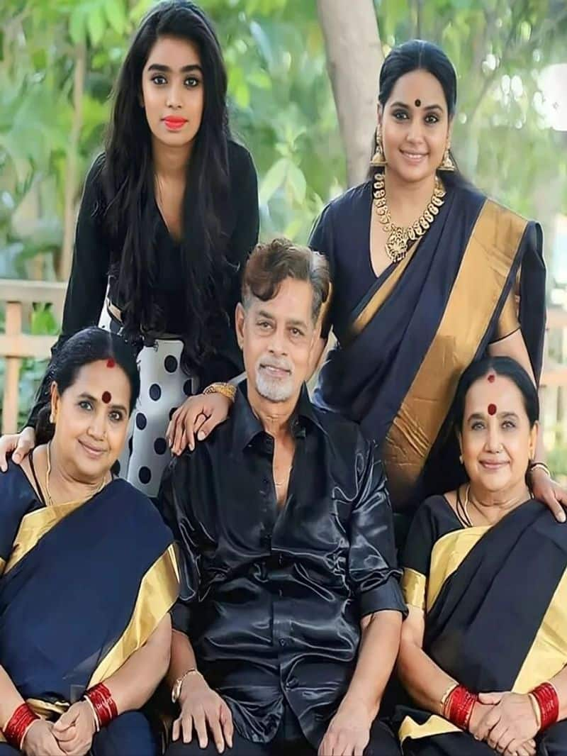 Actress Shruthis family with two mothers and daughter pav