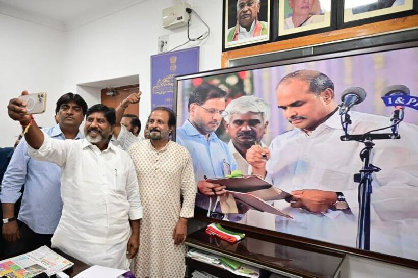 ఉచిత విద్యుత్ మా పేటెంట్ : కాంగ్రెస్ ఏం ఇచ్చిందా.. వైఎస్ సంతకం పెడుతున్న ఫోటోతో భట్టి సెల్ఫీ