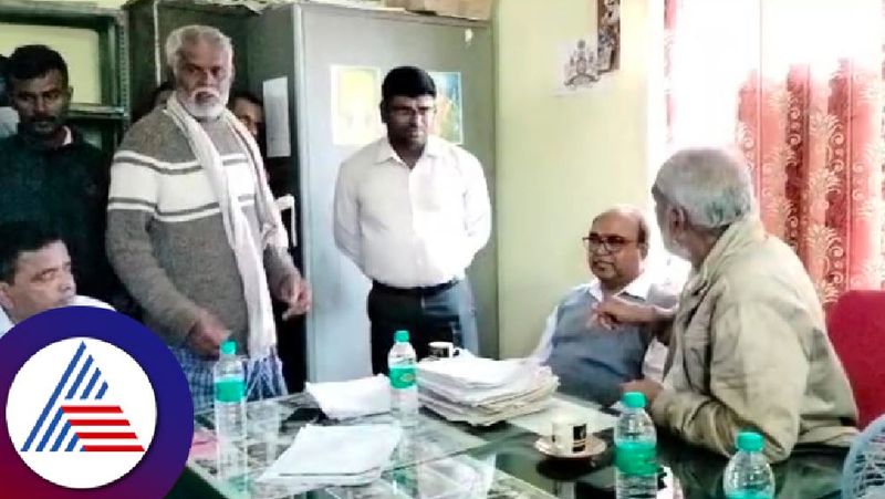 MLA Manju scolds Nadakacheri staff in arakalagudu at hassan rav