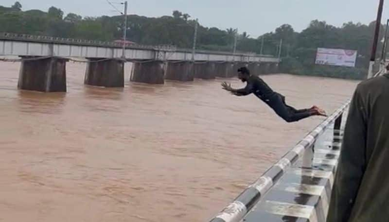 Young Man Jump into the Tunga River in Shivamogga grg