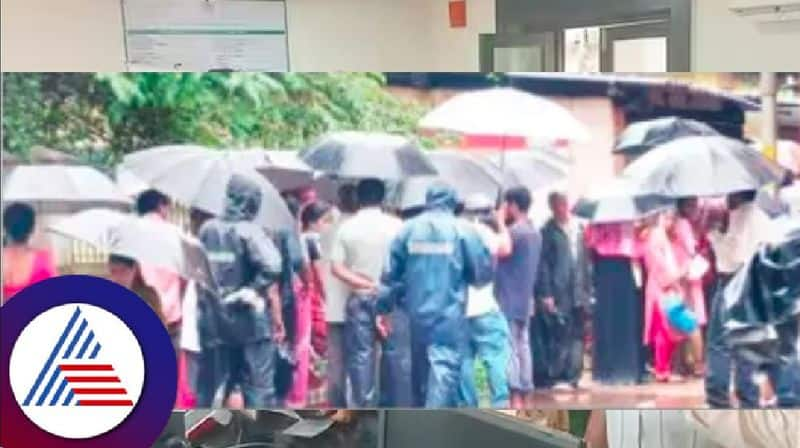 Peoples queued up in rain for ration card update at dharwad rav