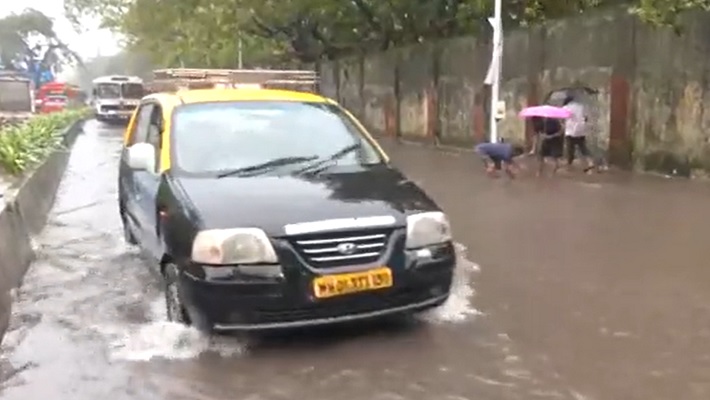 Heavy rains hit Mumbai Four dead, disruption in train and flight services akb