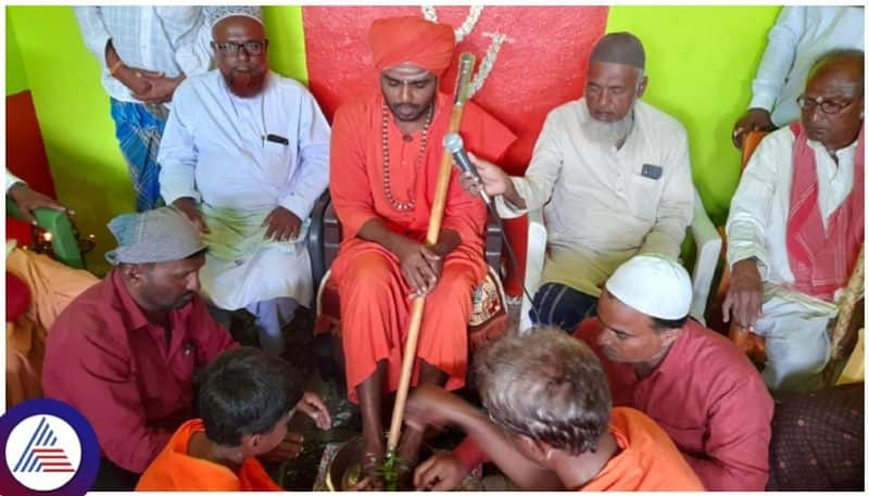 Kukanur Swamiji inaugurated Talabalu Masjid Muslims worship swamiji feet sat