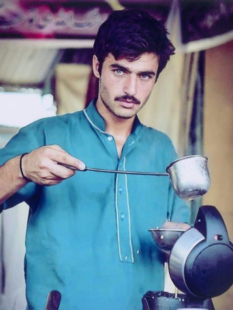 arshad khan Pakistani chaiwala goes viral has opened a cafe in London zrua