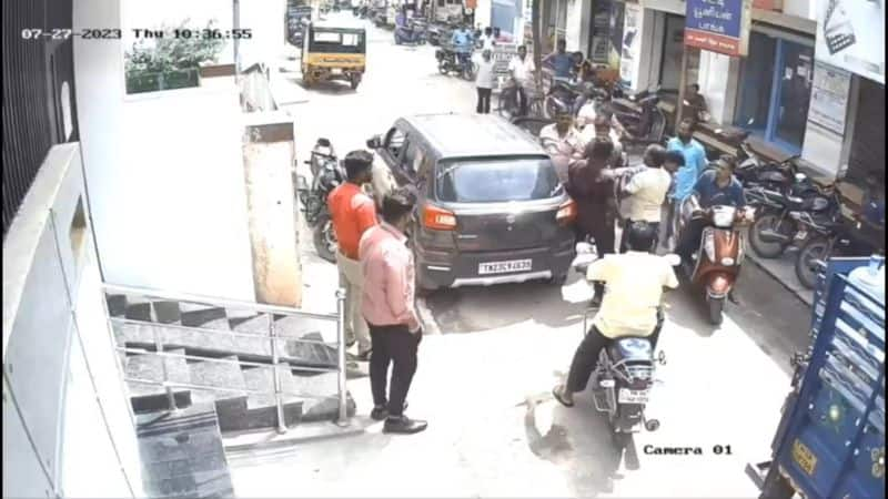 police man attacked by mini van driver in vellore district video goes viral