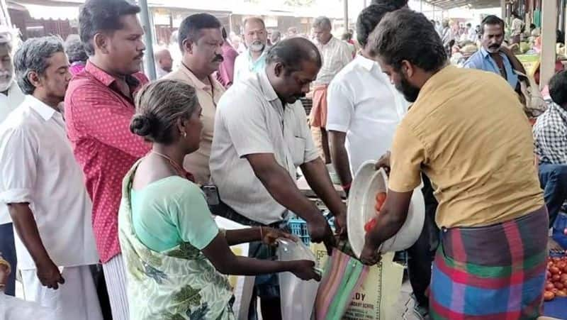 Tomatoes are sold at Rs 60 per kg at Dindigul Gandhi Market